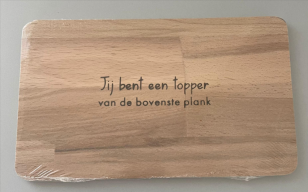 snijplank-je-bent-een-topper-pakketzenden.nl-duurzaam-cadeau-borrelplank-broodplank